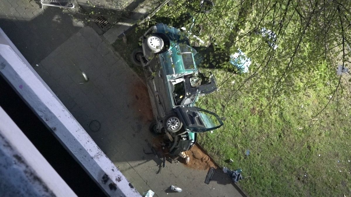 Němečtí teenageři nezvládli driftování na střeše, auto padalo 18 metrů
